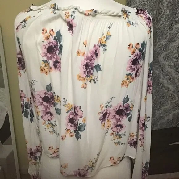 5/$50 Rewind White Floral Crop-Top Blouse Size Small - Picture 3 of 3